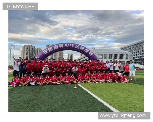 2016足球经理老师带你领略足球战术的魅力与团队合作的重要性